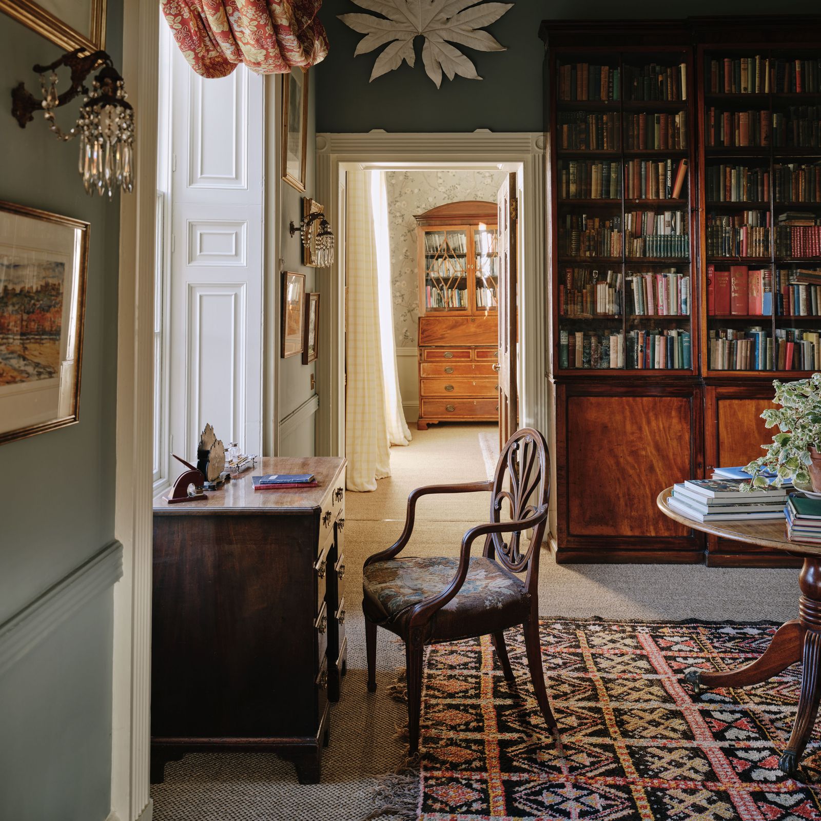 How to use antique furniture in a contemporary scheme